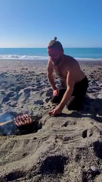 Handsome Man Fries Pieces Meat Fire Sandy Beach Calabria Italy — Vídeo de Stock
