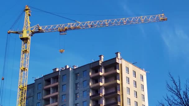 Situs Konstruksi Pada Hari Sunny Karya Crane Konstruksi Selama Konstruksi — Stok Video