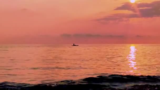 Фантастичне Тло Риболовецькому Човні Морській Воді Рано Вранці Красивому Світанку — стокове відео