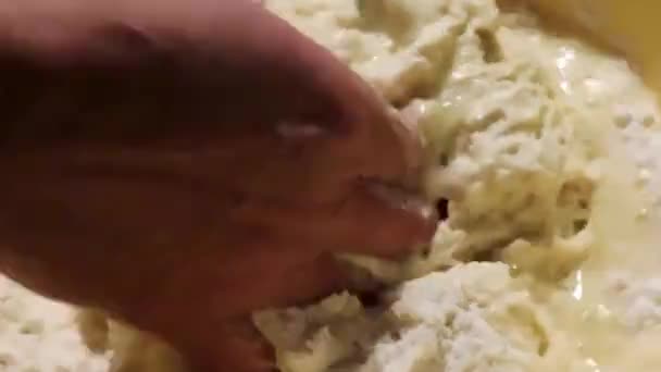 Closeup Housewife Cooking Ddough Female Hands Kneading Dough Flour Table — Vídeo de stock