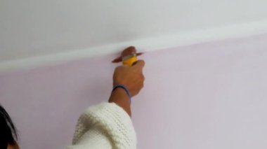 Mutlu Bir Kadın Yeni Ev 'de Duvarların Rengini Değiştirir. Neşeli Kadın Sanatçı Ev Yenileme sırasında Yeni Daire 'de Çalışıyor.