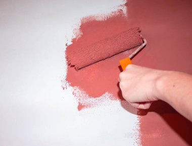 Paten Fırçası Boyama, Ev 'de çalışan duvar boyası, İç Güvenlik ve Koruma için Paten Fırçası olan bir ofis. Odada onarım var, House..