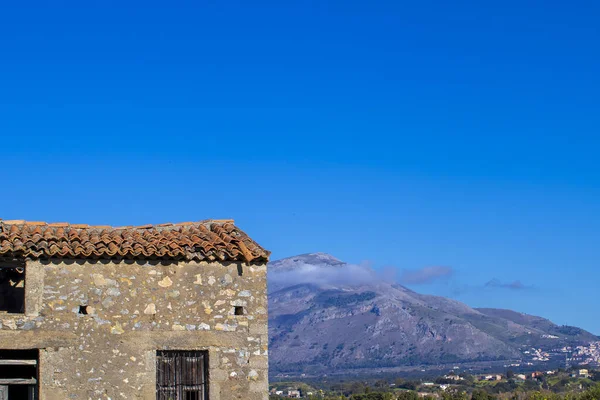 İtalya 'daki Dağların Arkaplanındaki Eski Kulübe, Yazlık Kır Manzarası. Calabria 'da Yüksek Çayırda Geleneksel Kulübeler.