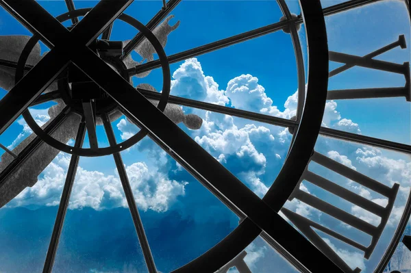 Una Cara Grande Del Reloj Contra Cielo Con Nubes Esponjosas —  Fotos de Stock