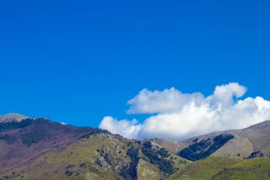 Yüksek Açı Manzaralı Mavi Gök Dağın Üzerinde. Dağlara bak. Dağ Gökyüzü ve Kara Manzarası.