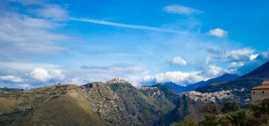 Güney İtalya, Cosenza 'da, Calabria Bölgesi' nde Yeşil Orman Tepeleri olan Küçük Köylü Dağ Sıraları Panoraması. Fantastik Manzara, Doğal Panorama.