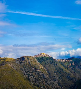 Güney İtalya, Cosenza 'da, Calabria Bölgesi' nde Yeşil Orman Tepeleri olan Küçük Köylü Dağ Sıraları Panoraması. Fantastik Manzara, Doğal Panorama.