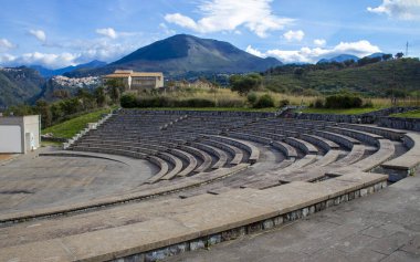 Güney İtalya 'nın Calabria, Cosenza bölgesindeki Amphitiyatronun manzarası. Fantastik Manzara, Doğal Panorama.