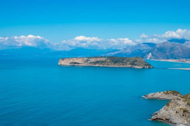 Dino Adası ve Mavi Deniz, Isola di Dino, Praia a Mare, Calabria, Güney İtalya. Tatil Kavramı Arkaplanı.