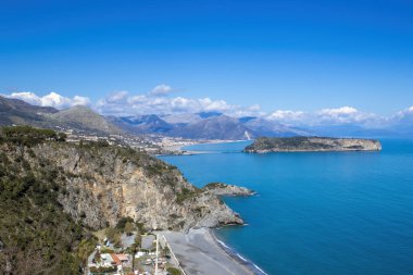 Dino Adası ve Mavi Deniz, Isola di Dino, Praia a Mare, Calabria, Güney İtalya. Tatil Kavramı Arkaplanı.