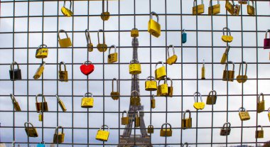 Fransa, Paris 'teki Eyfel Kulesi' nin Arkaplanına Karşı Kaleler. Cazibe, Turistik Mekanlar. Sonsuz aşkın sembolü olarak çok renkli kilitler.