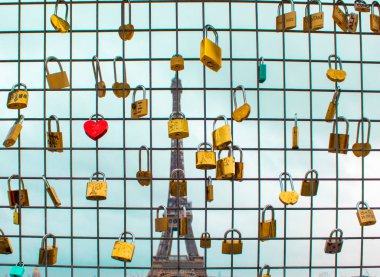 Fransa, Paris 'teki Eyfel Kulesi' nin Arkaplanına Karşı Kaleler. Cazibe, Turistik Mekanlar. Sonsuz aşkın sembolü olarak çok renkli kilitler.