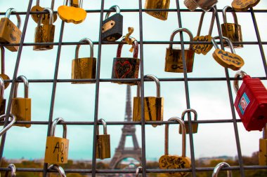 Fransa, Paris 'teki Eyfel Kulesi' nin Arkaplanına Karşı Kaleler. Cazibe, Turistik Mekanlar. Sonsuz aşkın sembolü olarak çok renkli kilitler.