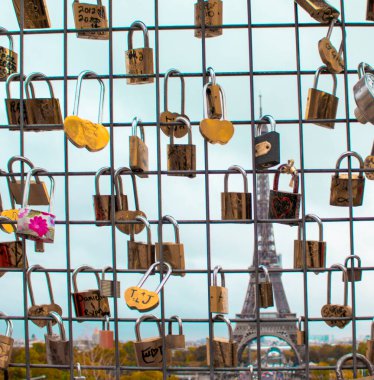 Fransa, Paris 'teki Eyfel Kulesi' nin Arkaplanına Karşı Kaleler. Cazibe, Turistik Mekanlar. Sonsuz aşkın sembolü olarak çok renkli kilitler.