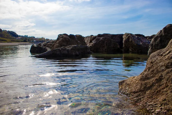 夏の素敵なビーチ イタリア マダレナ島沿岸のエメラルドグリーンの海の水と岩 — ストック写真