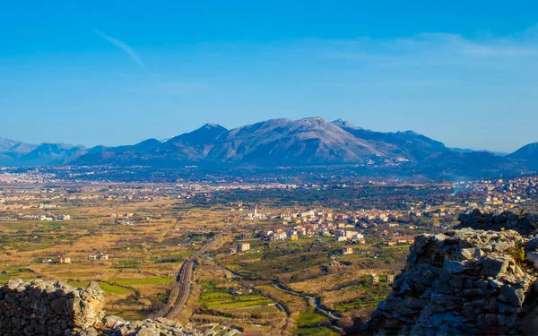 Calabria, Cosenza, Güney İtalya 'daki Terkedilmiş 20. yüzyılın başlarındaki Terk Edilmiş Bir Köy' ün Harabelerinden Görüş. Yukarıdan görünüm. Fantastik Manzara, Doğal Panorama.