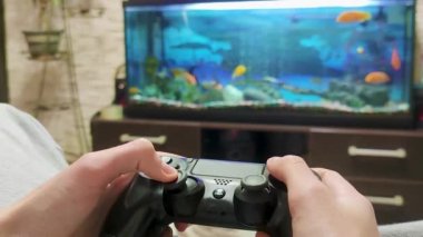 Yakın plan El Evde Bir Video Oyunu Oynuyor. Bir Genç Okuldan Sonra Evde Dinleniyor, TV izliyor, video oyunları oynuyor.
