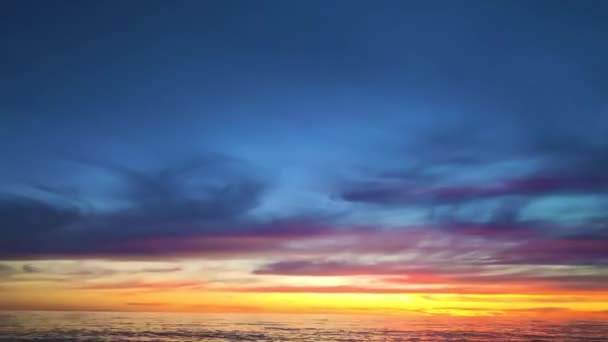 Auringonlasku Meren Yllä Punainen Auringonlasku Hämärä Tyrrhenanmeren Yllä Calabriassa Italiassa — kuvapankkivideo