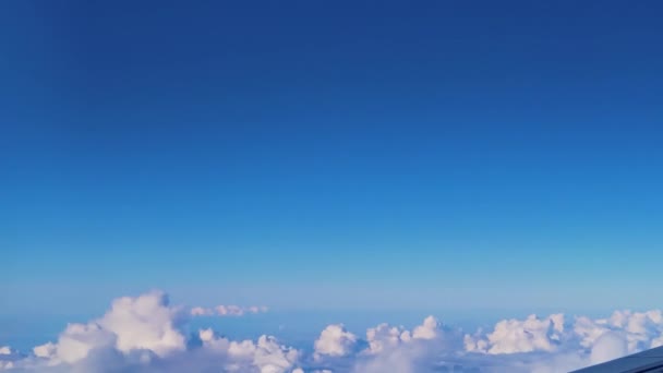 在阳光灿烂的日子乘坐飞机飞越法国上空 从飞机窗口看风景 从平面看云彩 — 图库视频影像