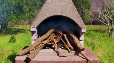 Calabria, İtalya 'da Stone Oven caddesinde. Yakacak odun yanıyor, Isı Kızartma Pizza, Et ve Sebzeler için hazırlanıyor. Şehrin dışındaki piknik.