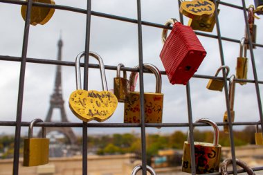 Fransa, Paris 'teki Eyfel Kulesi' nin Arkaplanına Karşı Kaleler. Cazibe, Turistik Mekanlar. Sonsuz aşkın sembolü olarak çok renkli kilitler.