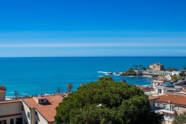 Calabria seti, Güney İtalya 'da Tyrhenian Denizi' nin kıyısında, Rocky Sahili 'nde taş duvarlarla çevrili..