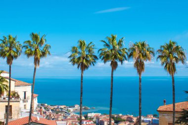 Güney Tyrhenian Denizi 'nde, Cosenza ilinin Belvedere Dağı köyünde panoramik teras. Calabria, İtalya.
