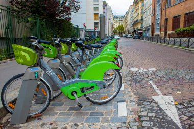 Paris, Fransa, 15 Ekim 2022: Şehirde Kiralama ve Sürme İçin Çok sayıda Elektrikli Bisiklet Otoparkı. Sonbahar güneşli günü. Yakın plan. Dünyanın en iyi seyahatlerinden biri.. 