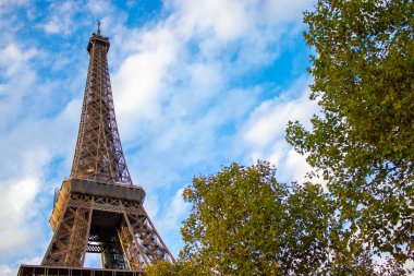 Paris 'te bahar, Eyfel Kulesi, Fransa. Romantik, Resimli Turizm Mekanı.