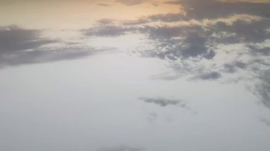 Fantastik Gökyüzünde Yumuşak Süzülen Bulutlar. Fantezi Bulutları. Zaman aşımı, güzellik. Bulutlu Güzel Manzara.