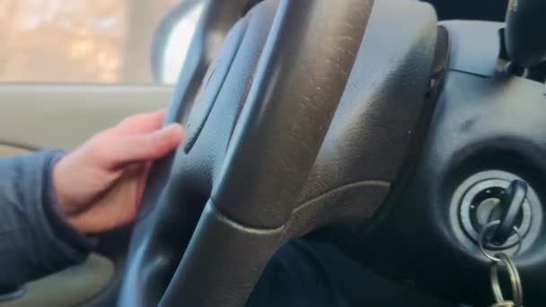 Вождение Автомобиля Человек Управляющий Автомобилем Руками Руле Контролировать Автомобиль Время — стоковое видео