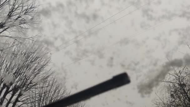 在暴风雪过后 挡风玻璃雨刷在早晨扫雪 冬季及季节 — 图库视频影像