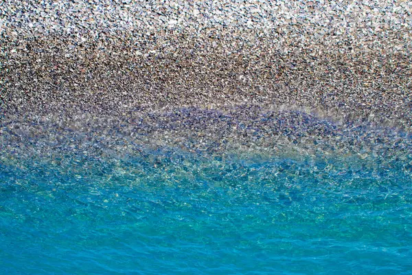 Ακτογραμμή Παραλία Κρυστάλλινα Νερά Βότσαλο Παραλία Στο Προσκήνιο — Φωτογραφία Αρχείου