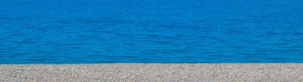 Ακτογραμμή Παραλία Κρυστάλλινο Νερό Βότσαλο Παραλία Στο Προσκήνιο Κεντρική Εστίαση — Φωτογραφία Αρχείου