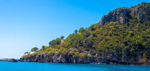 Dino Adası ve Mavi Deniz, Isola di Dino, Praia a Mare, Calabria, Güney İtalya.