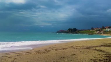 Harika bir plaj. Akdeniz 'in güzel deniz manzarası. Görkemli Sahne. Muhteşem Yaz Manzarası 'nın Güzel Akşam Deniz Manzarası. Doğanın Güzelliği Konsepti Arkaplanı. 