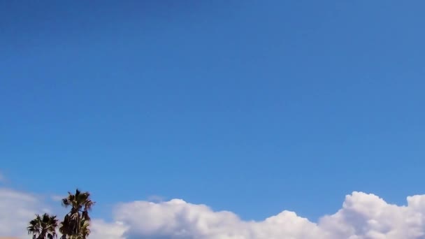 Felhők Fluffy Cloudsot Lőttem Fényes Nap Fény Gerenda Napsugár Ragyog — Stock videók