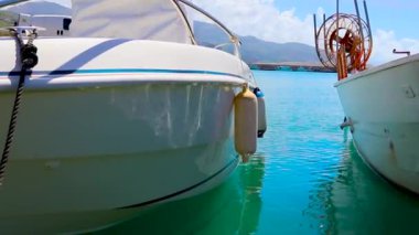 Cetraro, Calabria, İtalya, Amalfi Sahili, İtalya 'daki Yatay Kapatma Teknesi. Tekneli liman, yatlar, Tiren Denizi 'nin Temiz Şeffaf Suyu.