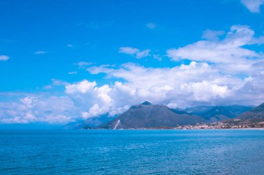 Calabria 'da bir plaj. Kristal berrak sular, tenha plajlar ve en yoğun renklerdeki deniz manzaraları..