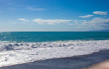 Calabria 'da bir plaj. Kristal berrak sular, tenha plajlar ve en yoğun renklerdeki deniz manzaraları..
