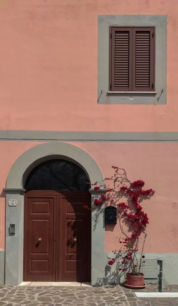 Італійський Дім Фронту Барвистими Горшкових Квітів — стокове фото