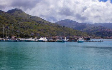 Yelkenliler Cetraro, Calabria, İtalya 'daki Marina Limanı boyunca bir sıraya demirlediler.. 