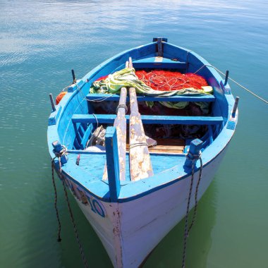 Cetraro, Calabria, İtalya 'da balıkçı ağlı ve ekipmanlı küçük balıkçı teknesi. 