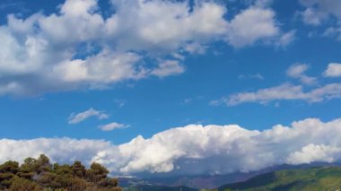 Bulutlar Dağların üzerinden. Timelapse.