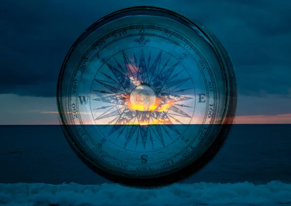 Compass Background Ocean Waves Close Antique Compass Compass Natural Blur — Stock Photo, Image