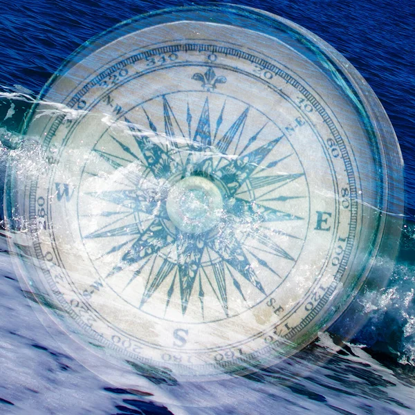 Kompas Tle Fal Oceanu Zbliżenie Antycznego Kompasu Kompas Naturalnym Tle — Zdjęcie stockowe