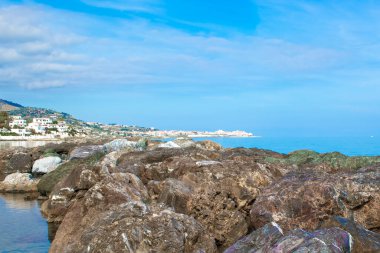 Kayalıkları ve uçurumları olan harika bir sahil Calabria 'da fantastik bir manzara, İtalya' nın güneyinde..