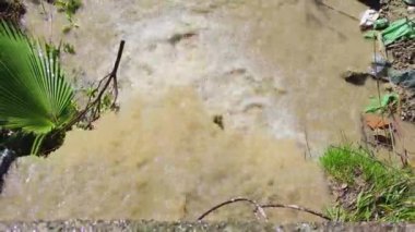 Köyden Kanala Kanalizasyon Borusu. Nehirlerin kirliliği, Denizler, Borulardan Göller. Kimyasal atıklar borudan havuza dökülüyor..