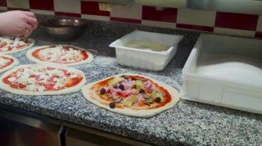 Pizza pişiriyorum. Pizza İşlemi İçin El 'i kapatın. İtalya 'daki Pizzaiolo Pizzeria' daki Müşteriler İçin Pizza Hazırlıyor.