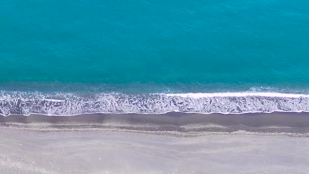 サンディビーチの空中トップビュー カラブリアビーチのターコイズブルーの海 4Kカラフルな青い海の背景 パラダイスビーチの美しい自然 緑の海の背景 — ストック動画